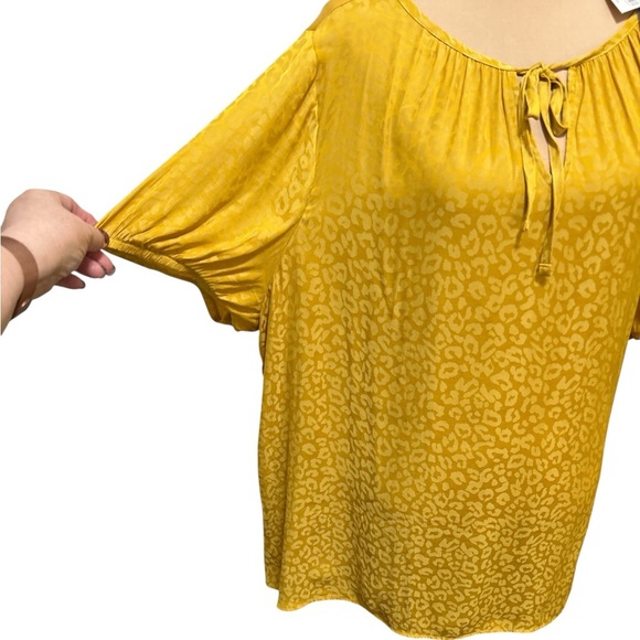 New Lane Bryan Swing Tee 22/24 Yellow Leopard Short Sleeve Tie Keyhole Neck NWT. - Picture 3 of 10